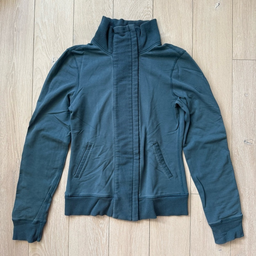 Lululemon Slalon Quilted Sleeve Patch Jacket in Green Gray